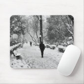 雪の多い冬の日に公園の人々 マウスパッド (マウス)