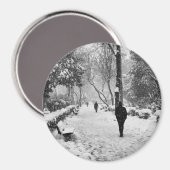 雪の多い冬の日に公園の人々 マグネット (正面/裏面)