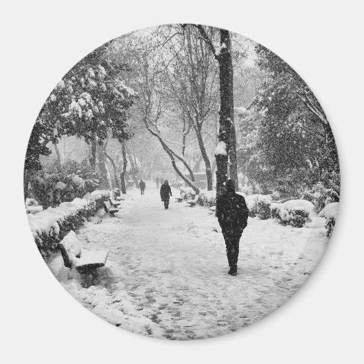 雪の多い冬の日に公園の人々 マグネット (正面)