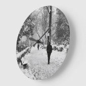 雪の多い冬の日に公園の人々 ラージ壁時計 (傾斜)