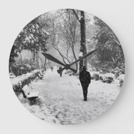 雪の多い冬の日に公園の人々 ラージ壁時計