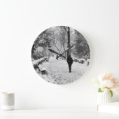 雪の多い冬の日に公園の人々 ラージ壁時計 (ホーム)