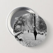 雪の多い冬の日に公園の人々 缶バッジ (正面&裏面)