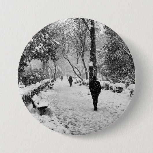 雪の多い冬の日に公園の人々 缶バッジ (正面)