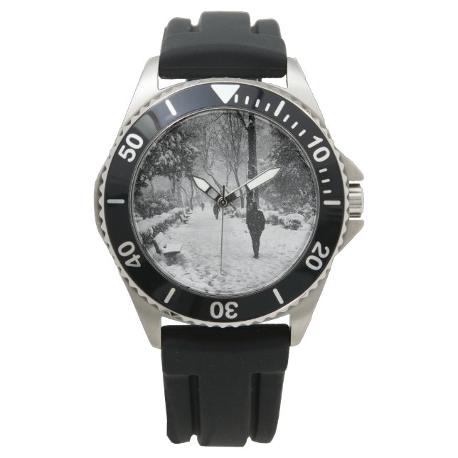 雪の多い冬の日に公園の人々 腕時計 (正面)
