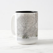 雪の多い冬の森 ツートーンマグカップ (正面左)