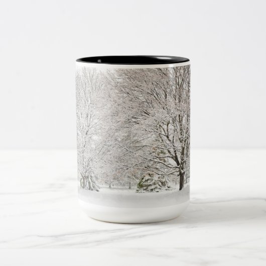 雪の多い冬の森 ツートーンマグカップ (中央)