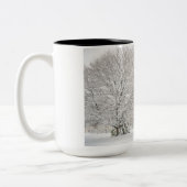 雪の多い冬の森 ツートーンマグカップ (左)