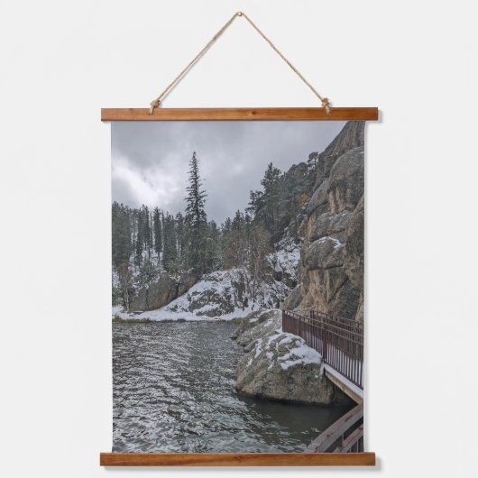 雪の多い冬の湖と木の風景 吊り下げ型タペストリー (正面)