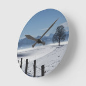 雪の多い冬の田舎の風景 ラウンド壁時計 (傾斜)