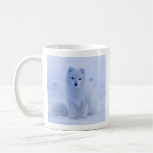 雪の多い冬の背景にかわいい北極キツネ コーヒーマグカップ