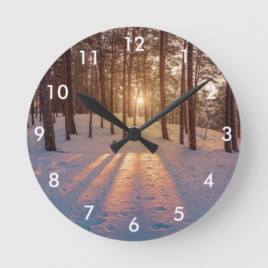 雪の多い冬松林の夕日 ラウンド壁時計 (正面)