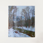 雪の多い小川の森の山の冬の風景の背景 タペストリー (正面)