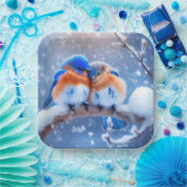 雪の多い枝に寄り添う東部のブルーバード ペーパープレート (パーティー)