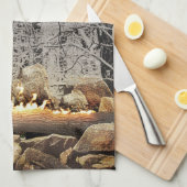 雪の多い森でユール（キリスト降誕祭）ログを燃やす キッチンタオル (四つ折り)