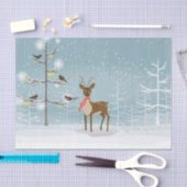 雪の多い森の中で赤いスカーフと鳥を持つ鹿 薄葉紙 (クラフト)