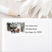 雪の多い森の中を馬のチームがそりに乗る ラベル (インサイチュ)