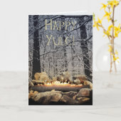 雪の多い森の、静かに燃えるユール（キリスト降誕祭）の丸太 カード (黄色い花)