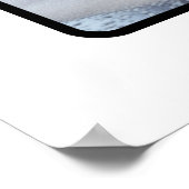 雪の多い窓枠に飾られた水仙や贈り物 ポスター (角)