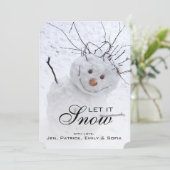 雪の多い雪だるまに座るクリスマスアウトドア シーズンカード (スタンド正面)