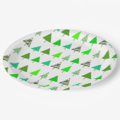 雪の多い雪の上のクリスマスツリー ペーパープレート (アングル)