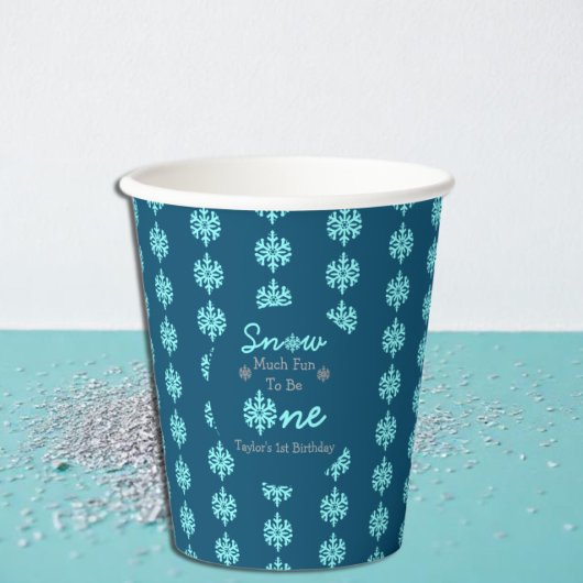 雪の多くのおもしろいが一つになる 紙コップ