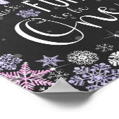 雪の多くのおもしろいの1つの最初の誕生日のサインピンク ポスター (角)