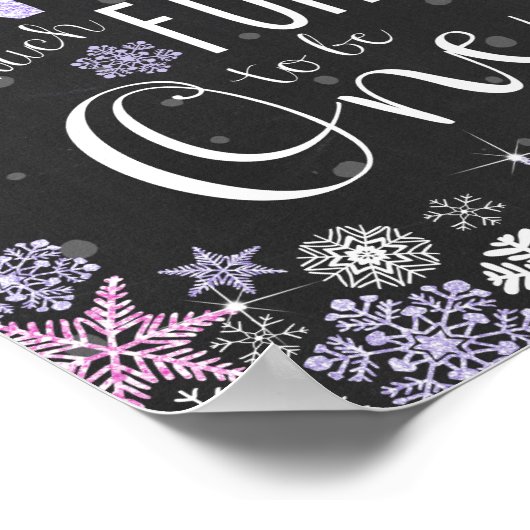 雪の多くのおもしろいの1つの最初の誕生日のサインピンク ポスター (角)