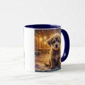 雪の夜にかわいいクリスマスの子犬 マグカップ (正面右)