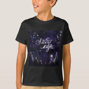 雪の夜景は松の木を間近に静か咲く Tシャツ