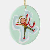 雪の天使のクリスマスの冬を作っている幸せな女の子 セラミックオーナメント (右)