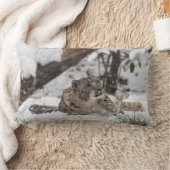 雪の好奇心が強いユキヒョウ ランバークッション (ブランケット)