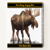 雪の威厳のある多い風景を歩き回るムース ノートブック (裏面)