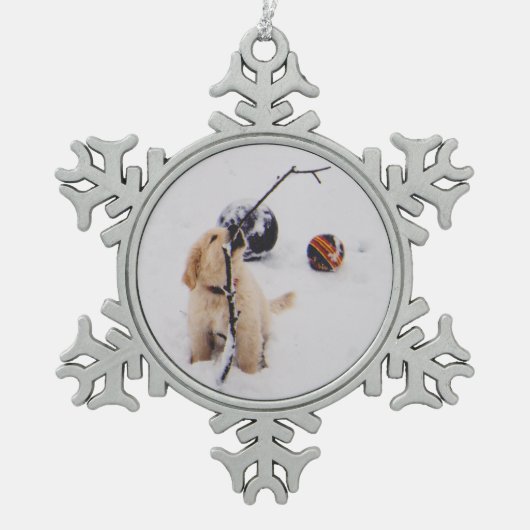 雪の子犬の演劇 スノーフレークピューターオーナメント (正面)