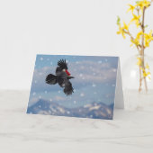 雪の山々を舞うクリスマスの黒鴉 カード (黄色い花)