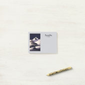 雪の山と丘の冬のリマインダー ポストイット (デスク上)