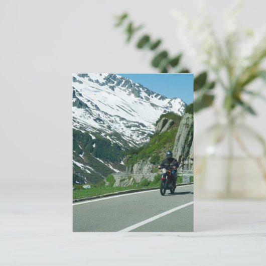 雪の山の写真にバイクのライダー ポストカード (スタンド正面)