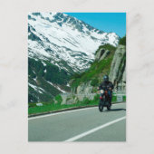 雪の山の写真にバイクのライダー ポストカード (正面)