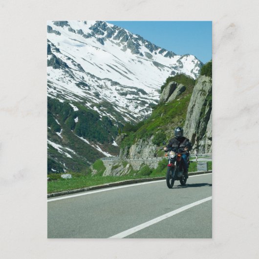 雪の山の写真にバイクのライダー ポストカード (正面)