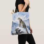 雪の峰に佇むユキヒョウ トートバッグ (クローズアップ)
