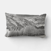 雪の嵐の中の常緑樹と《植物》アスペンの木 ランバークッション (裏面)