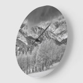 雪の嵐の中の常緑樹と《植物》アスペンの木 ラージ壁時計 (傾斜)