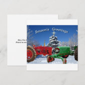 雪の平らなホリデーカードに置かれた2台のヴィンテージトラクター シーズンカード (正面/裏面)