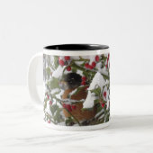 雪の後にヒイラギの木に避難するロビン ツートーンマグカップ (正面左)