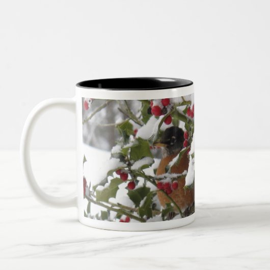 雪の後にヒイラギの木に避難するロビン ツートーンマグカップ (左)