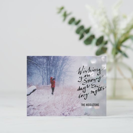 雪の日のコージーな夜のスクリプトぼかしホリデーフォト シーズンポストカード (スタンド正面)