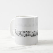 雪の日のパノラマ風景に羊の群れ コーヒーマグカップ (正面左)