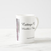 雪の日のポーチビュー – マーサのブドウ畑 ボーンチャイナマグカップ (正面右)