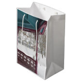 雪の日のポーチビュー – マーサのブドウ畑 ミディアムペーパーバッグ (正面アングル)