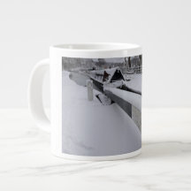 雪の日の運河を航行するナローボート